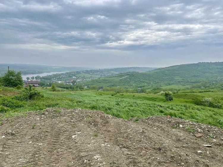 Teren de 5100 mp, în Aroneanu