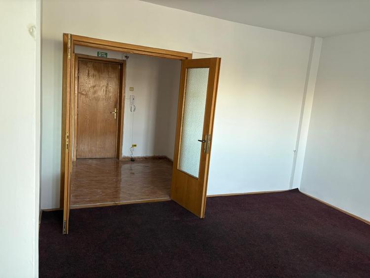 Apartament cu 3 camere decomandat în P-ța Victoriei