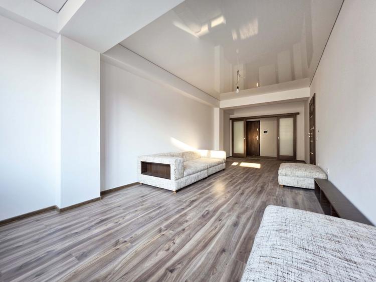 Apartament cu 3 camere semidecomandat în P-ța Ovidiu