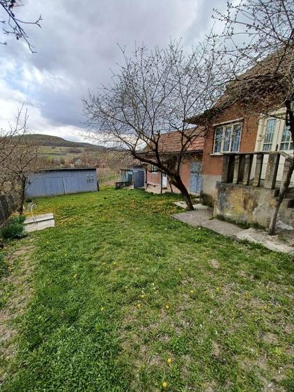 Casă cu 4 camere în Almașu