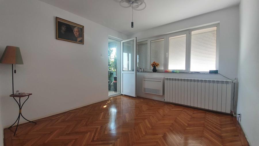 Apartament cu 3 camere semidecomandat în Titan