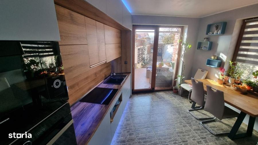 Casă cu 4 camere cu Teren 175 Mp în Central