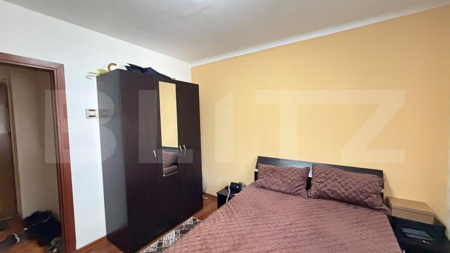 Apartament cu 3 camere semidecomandat, mobilat în Craiovița Nouă