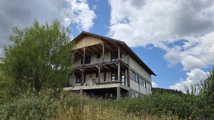 Casă cu 6 camere cu Teren 5600 Mp în Vișagu
