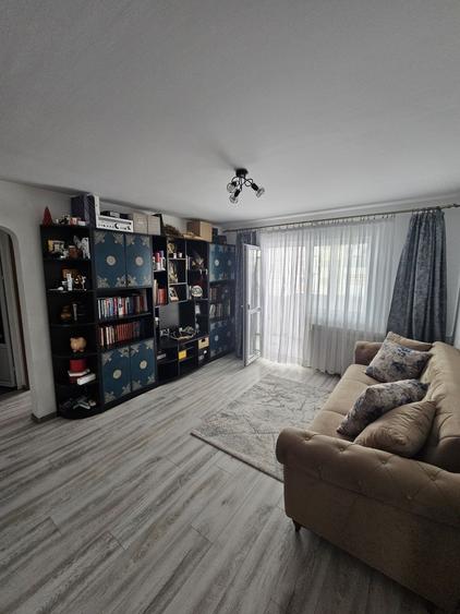 Apartament cu 3 camere semidecomandat în Central