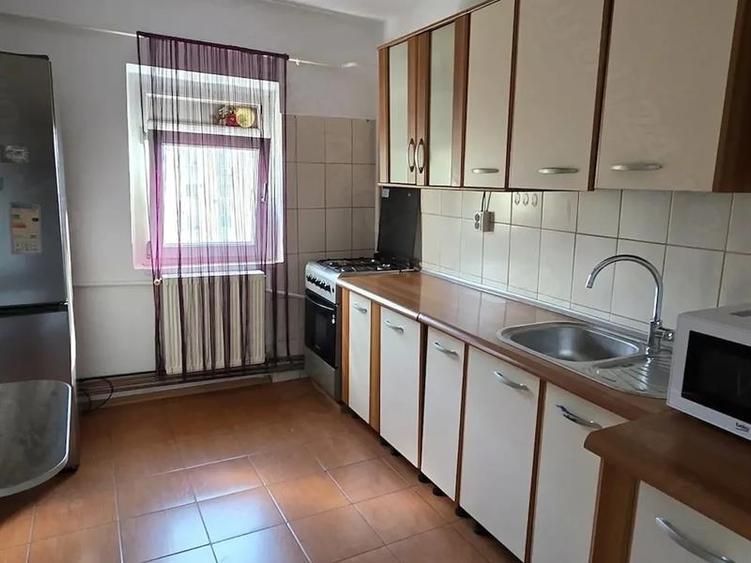 Apartament cu 3 camere semidecomandat, mobilat în Central