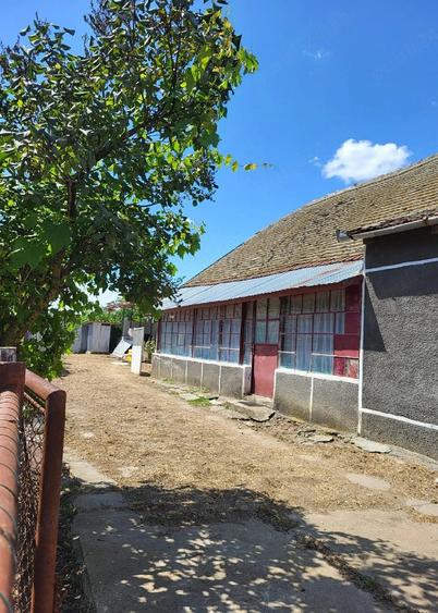 Casă cu 4 camere cu Teren 2000 Mp în Banloc