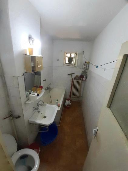 Apartament cu 3 camere semidecomandat în Cetate
