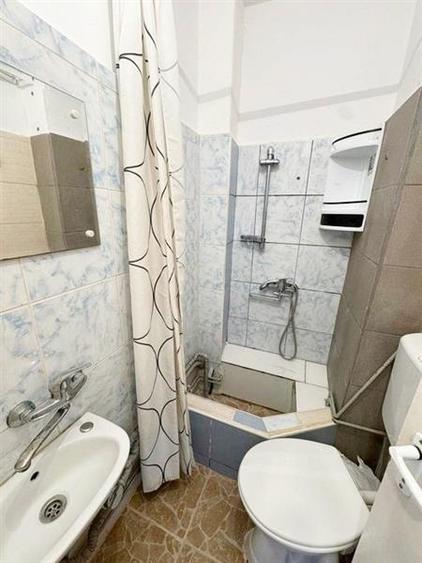 Apartament cu 4 camere semidecomandat în Centrul Civic