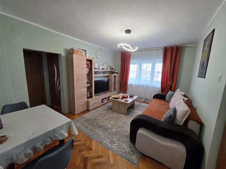 Apartament cu 3 camere semidecomandat în Gheorghe Lazăr