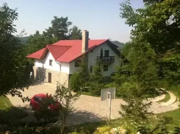 Casă cu 6 camere cu Teren 6200 Mp în Provița de Jos