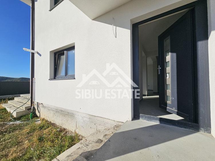 Casă individuală cu 5 camere cu Canalizare în Cristian