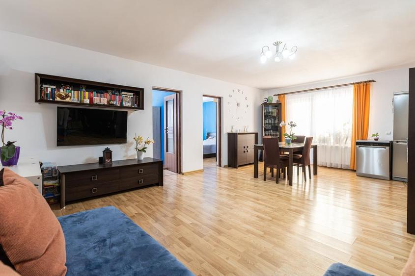 Apartament cu 4 camere semidecomandat, mobilat în Central
