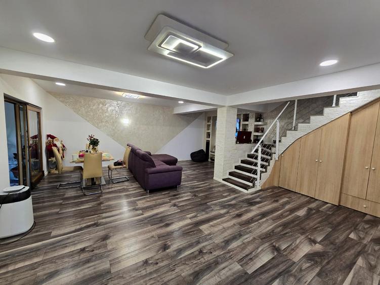 Casă cu 5 camere cu Piscina în 1 Decembrie