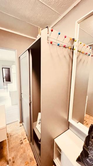 Apartament cu 3 camere semidecomandat în Brâncoveanu