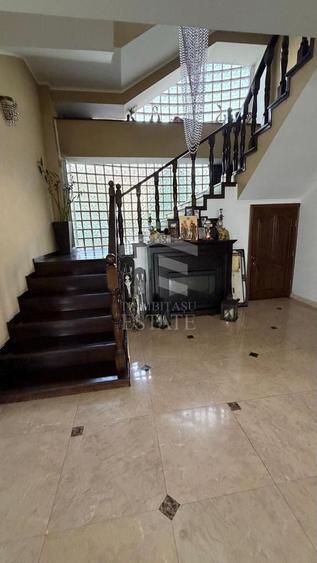 Casă individuală cu 7 camere cu Canalizare în Colentina