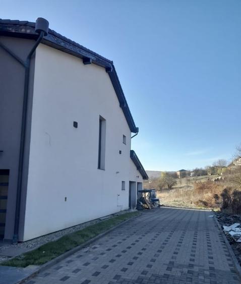 Casă individuală cu 4 camere cu Canalizare în Dezmir