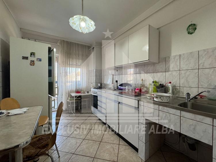Apartament cu 3 camere decomandat, mobilat în Central