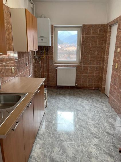 Apartament cu 3 camere decomandat în Suseni