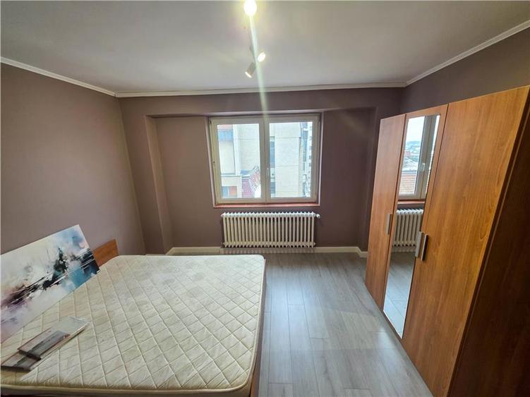 Apartament cu 4 camere decomandat în Central