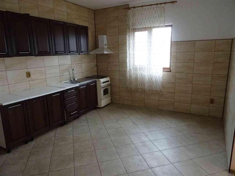 Casă individuală cu 5 camere cu Canalizare în Centură