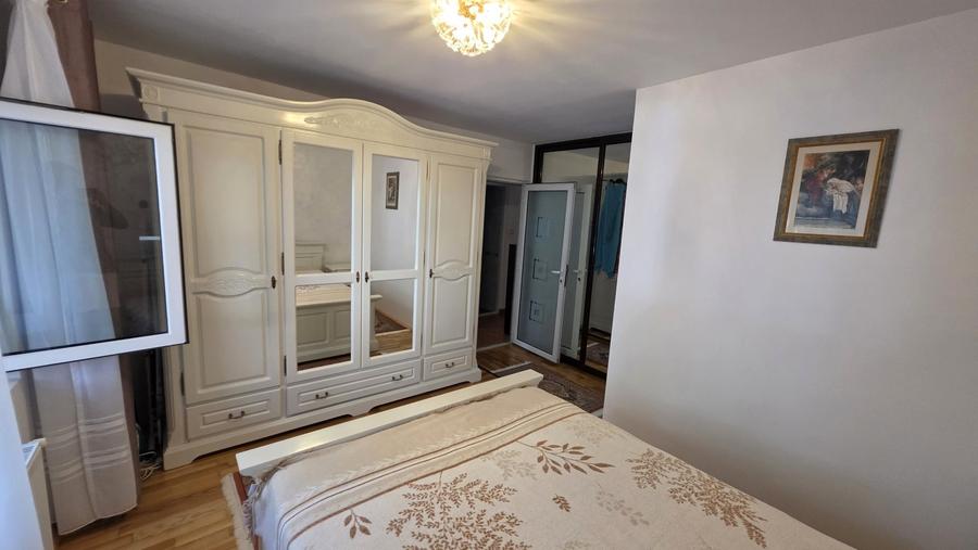 Apartament cu 3 camere decomandat, mobilat în Aradului