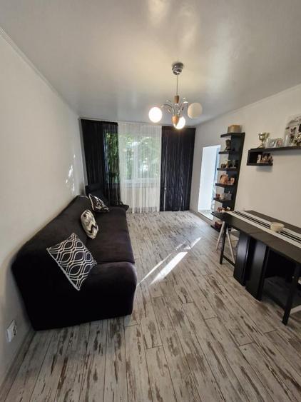 Apartament cu 4 camere semidecomandat în Berceni