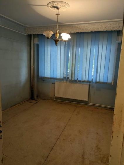 Apartament cu 3 camere semidecomandat, mobilat în Radu Negru