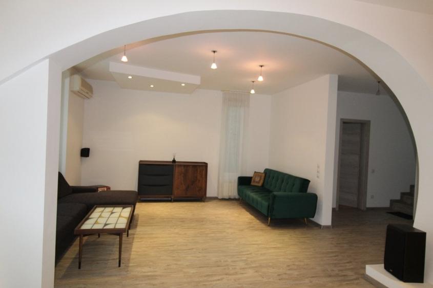 Casă cu 6 camere cu Teren 1064 Mp în Ostratu