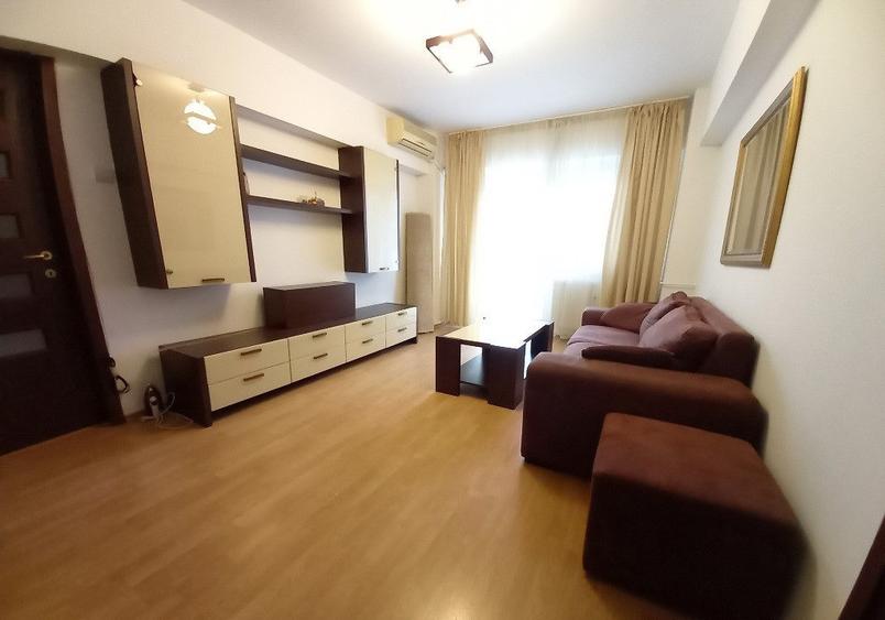 Apartament cu 3 camere semidecomandat în Tineretului