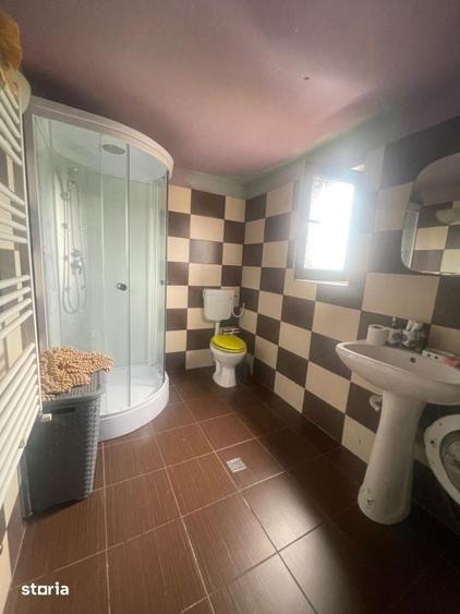 Casă cu 4 camere cu Teren 380 Mp în Romanești