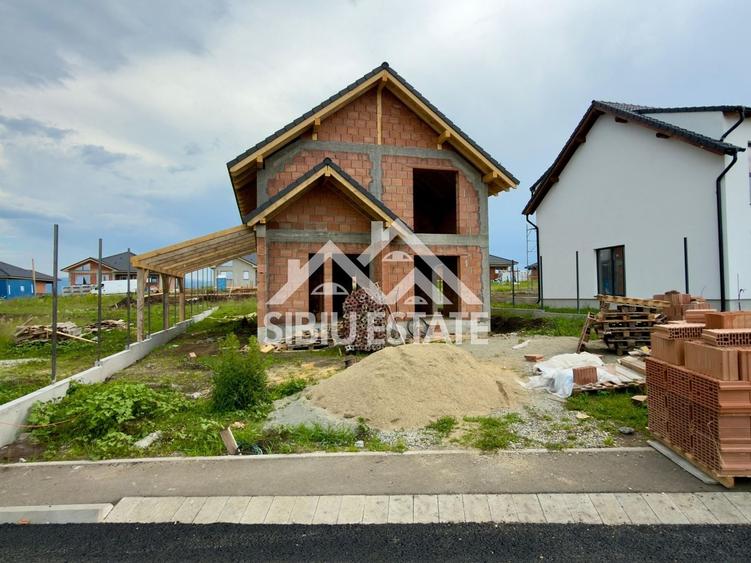 Casă individuală cu 4 camere cu Canalizare în Șura Mică