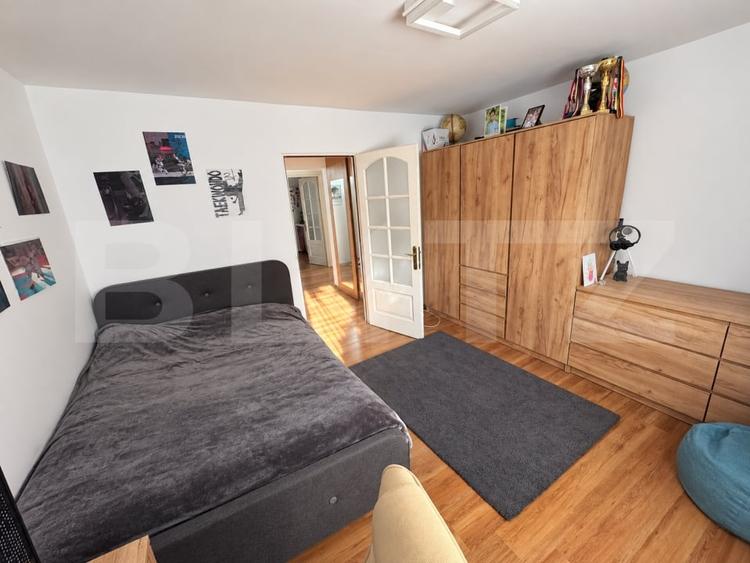 Apartament cu 3 camere semidecomandat, mobilat în Central
