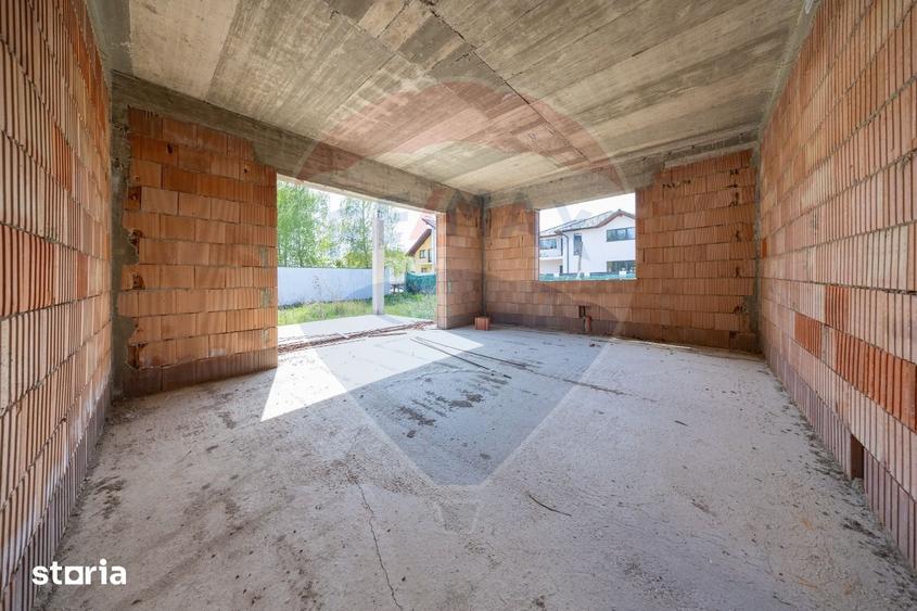 Casă cu 8 camere cu Teren 815 Mp în Central