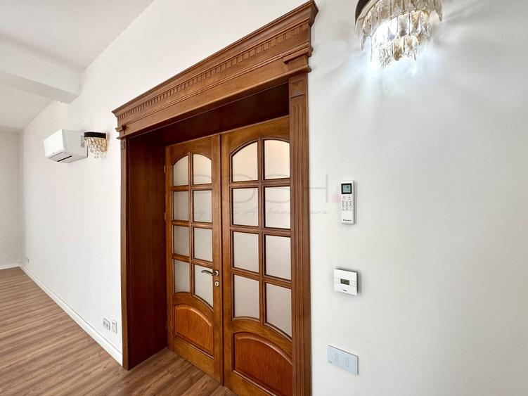 Casă individuală cu 8 camere cu Canalizare în Băneasa