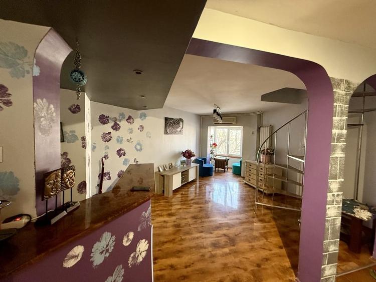 Apartament cu 4 camere decomandat în Trocadero