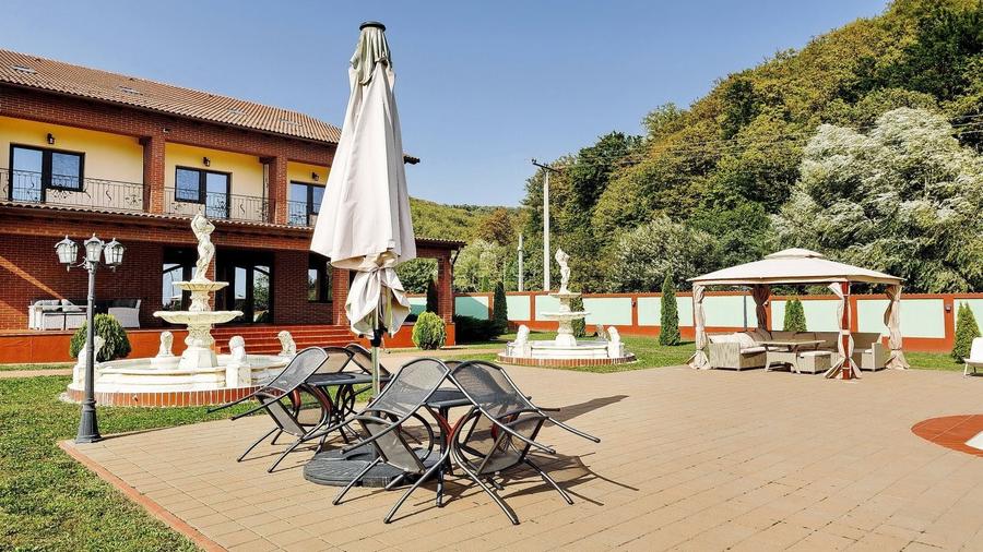 Casă individuală cu 12 camere cu Piscina în Crizbav