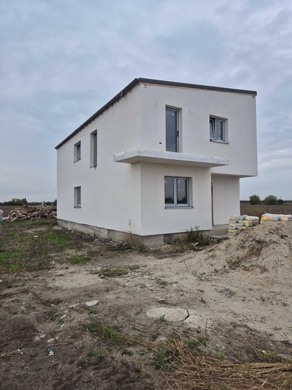 Casă cu 4 camere în Dimieni