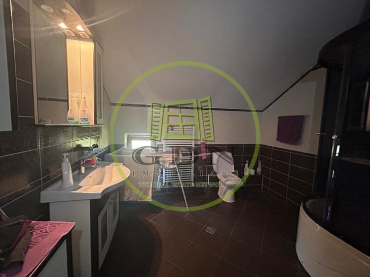 Casă individuală cu 10 camere cu Canalizare în Lăpuș