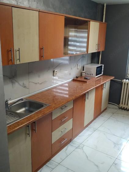 Apartament cu 3 camere semidecomandat în Exterior Vest