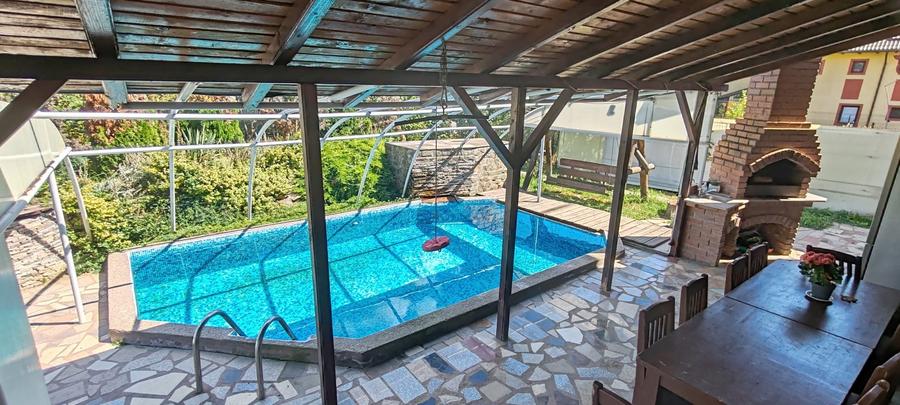 Casă individuală cu 5 camere cu Piscina în Curtea de Argeș