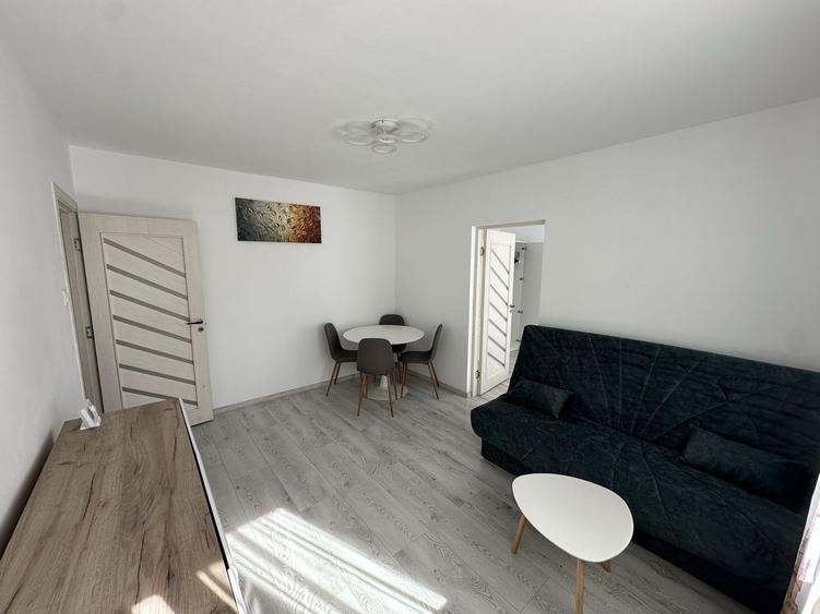 Apartament cu 3 camere semidecomandat în Central