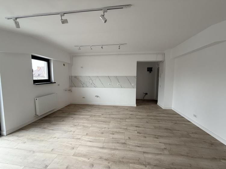 Apartament cu 3 camere semidecomandat în Exterior Vest