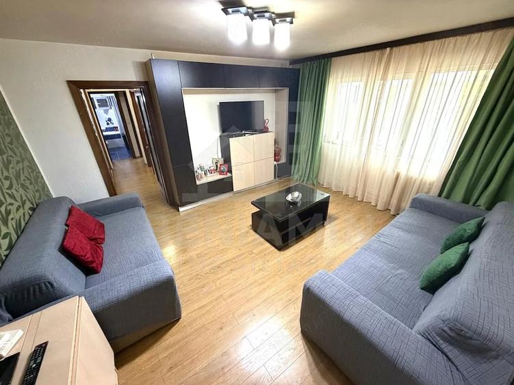 Apartament cu 3 camere semidecomandat în Rovine