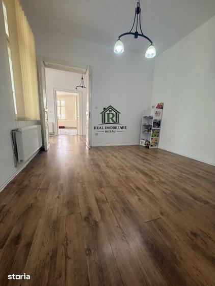 Casă cu 2 camere decomandat cu Teren 300 Mp în Central