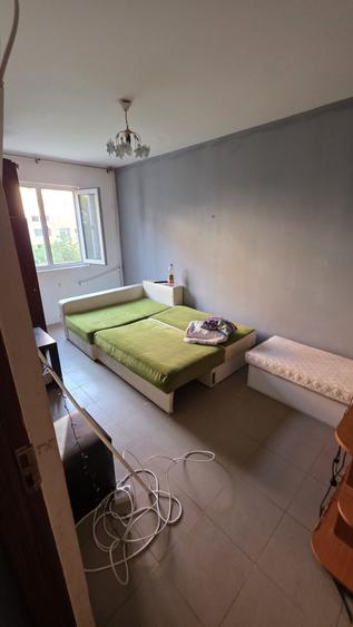 Apartament cu 3 camere semidecomandat în Km 5