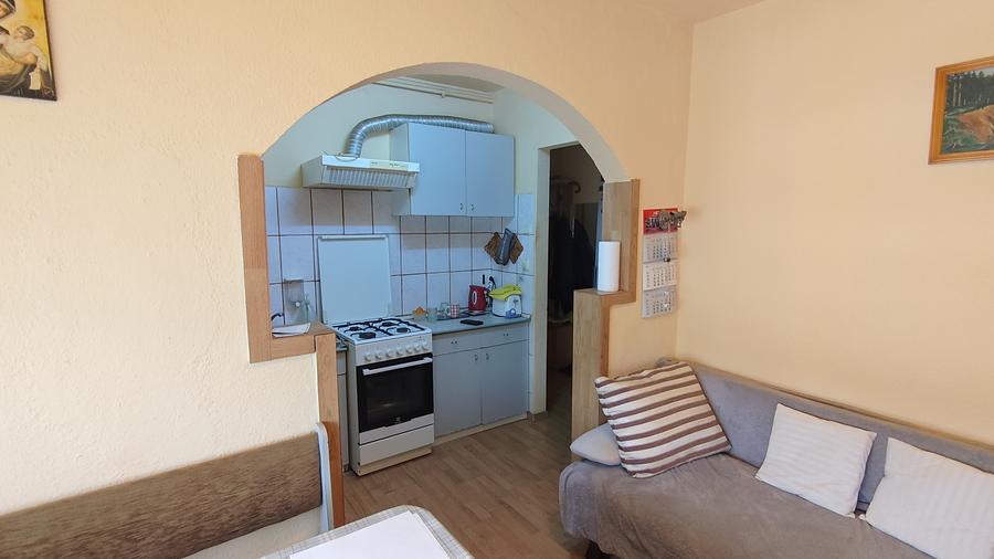 Apartament cu 3 camere semidecomandat, mobilat în Cedonia