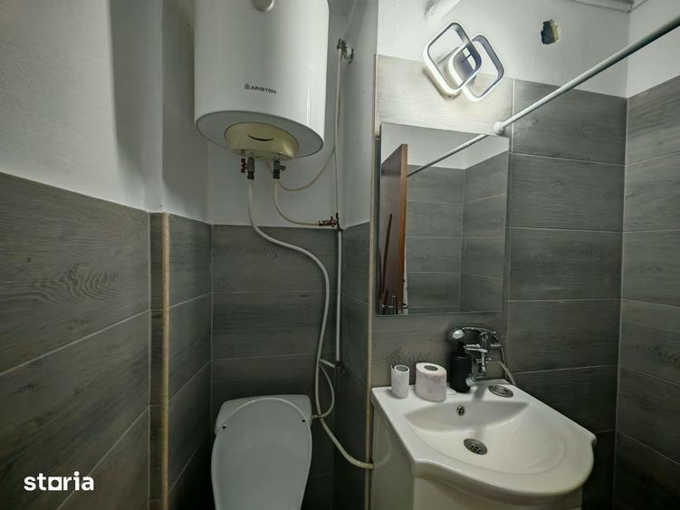 Apartament cu 3 camere semidecomandat în Craiovița Nouă