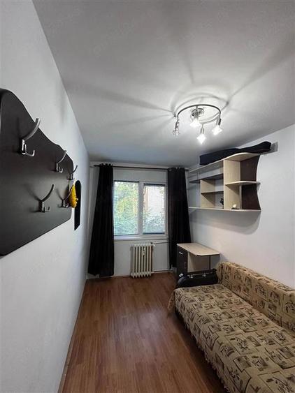 Apartament cu 3 camere semidecomandat, mobilat în Podu Roș