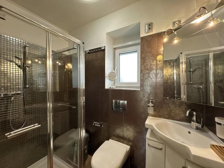 Casă cu 8 camere cu Teren 500 Mp în Odăi
